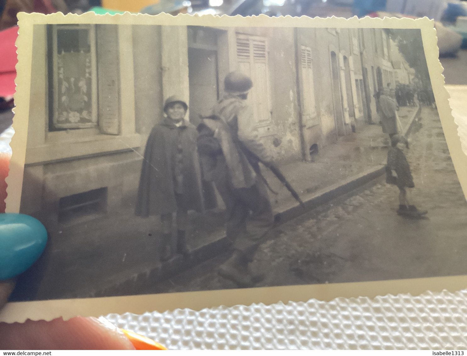 Photo Noir Et Blanc 1944 Américain Faubourg D’Épinal Remiremont Militaire Américain Avec Un Enfant Dans La Rue - Guerra, Militari