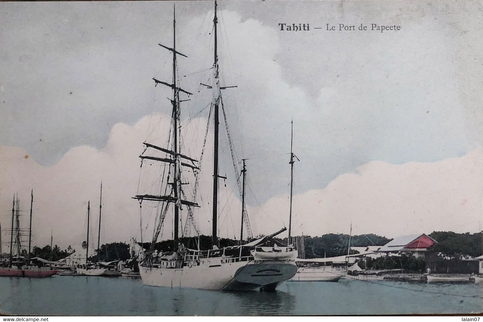 C. P. A. Couleur : TAHITI : Le Port De PAPEETE : Grand Voilier Blanc - Tahiti