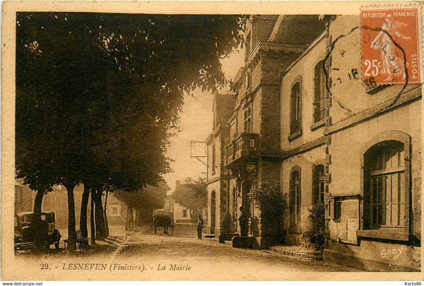 Lesneven * Rue Et Façade De La Mairie * Automobile Voiture Ancienne - Lesneven