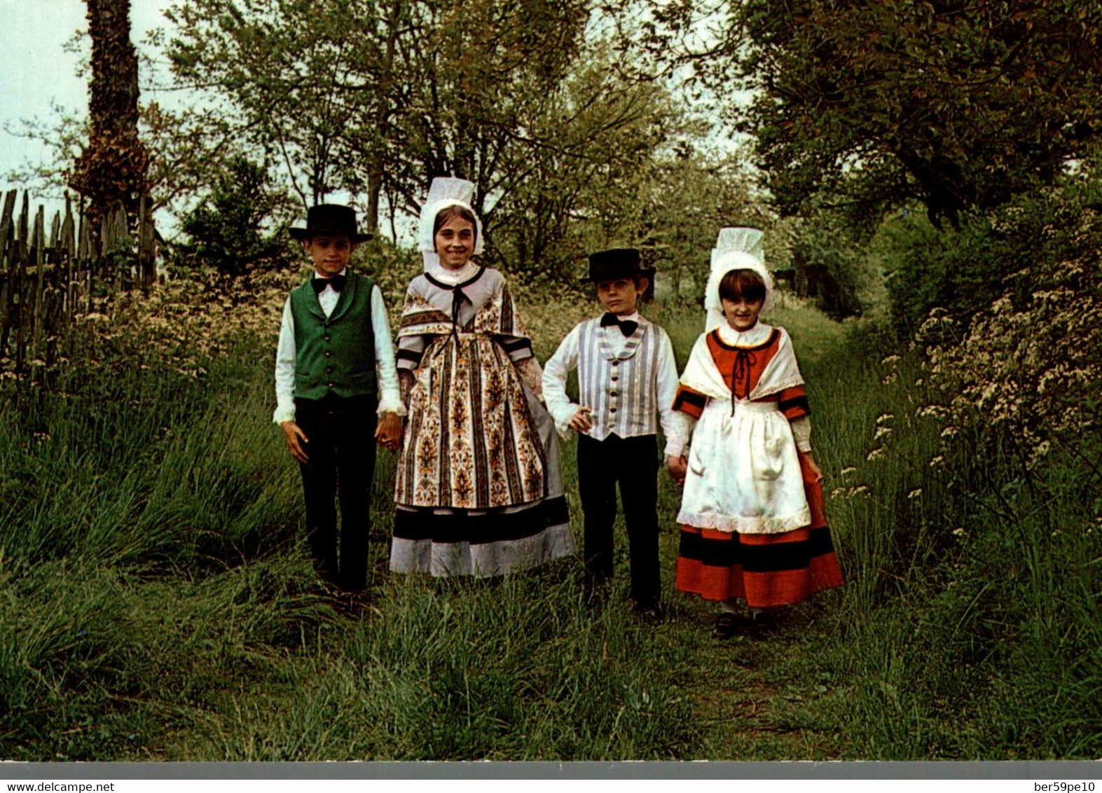 86 POITIERS GROUPE FOLKLORIQUE "LES AMIS D'AUTREFOIS"  NOUS IRONS AU BOIS - Costumes