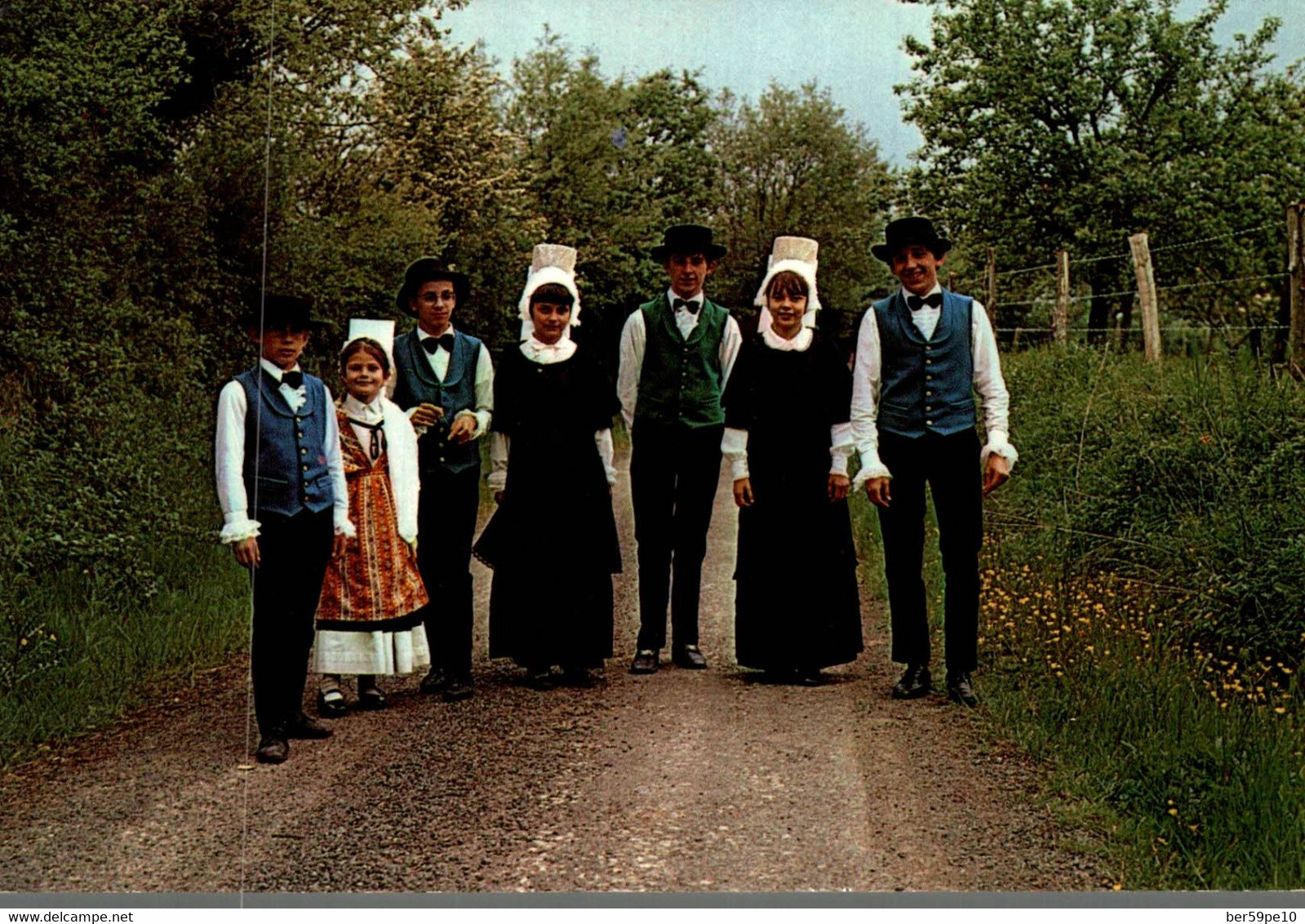 86 POITIERS GROUPE FOLKLORIQUE "LES AMIS D'AUTREFOIS" LE RETOUR DE LA "FOUERE" - Costumes