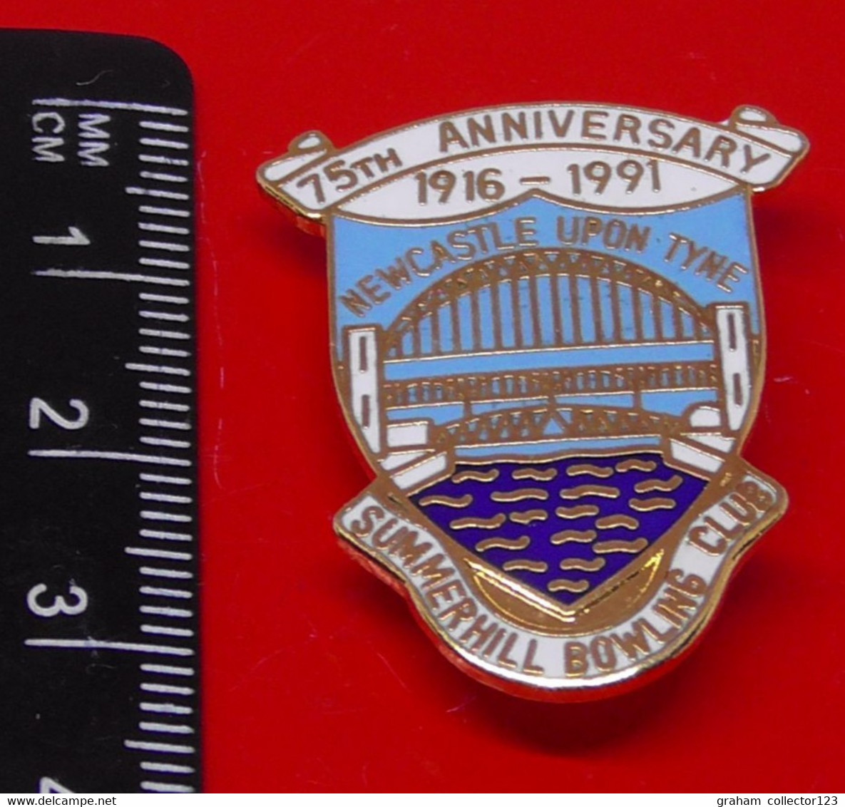 Vintage Enamel And Metal Badge Bowling Bowler Bowls Lawn Bowls Newcastle Upon Tyne Summerhill Bowl Club 75th Anniversary - Bowling