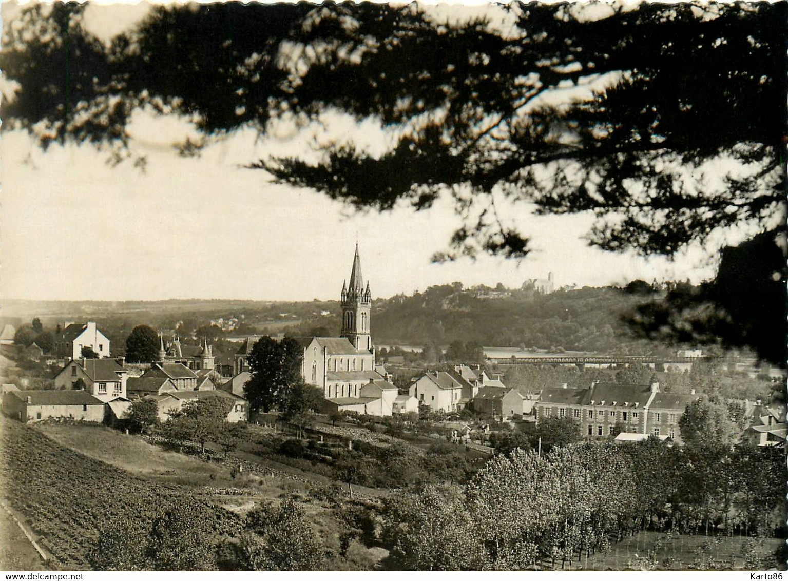 Oudon * Vue Sur L'église Du Village , Prise Des Coteaux Du Havre - Oudon