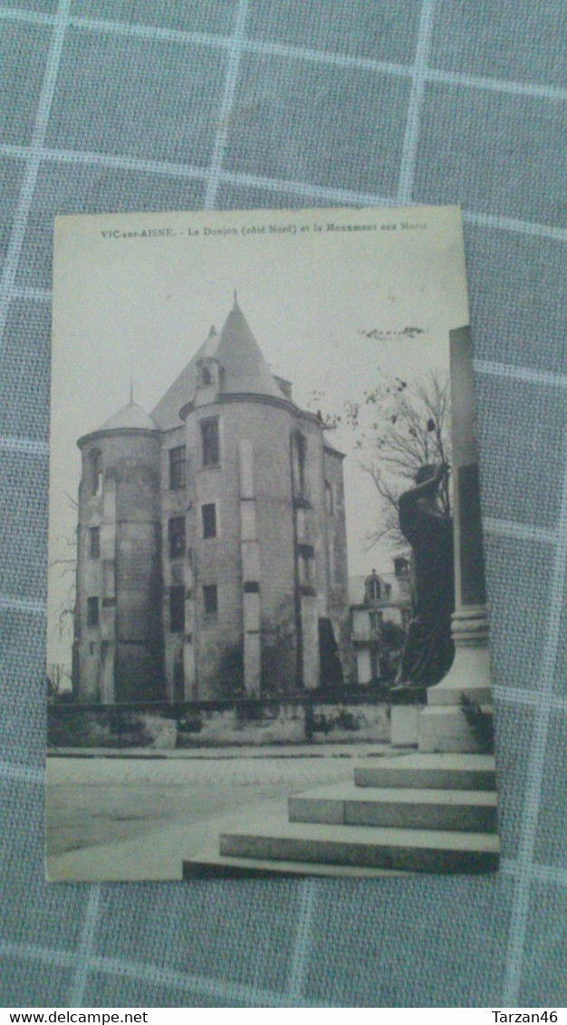 CPA -  VIC SUR AISNE - Le Donjon Et Le Monument Aux Morts - Vic Sur Aisne