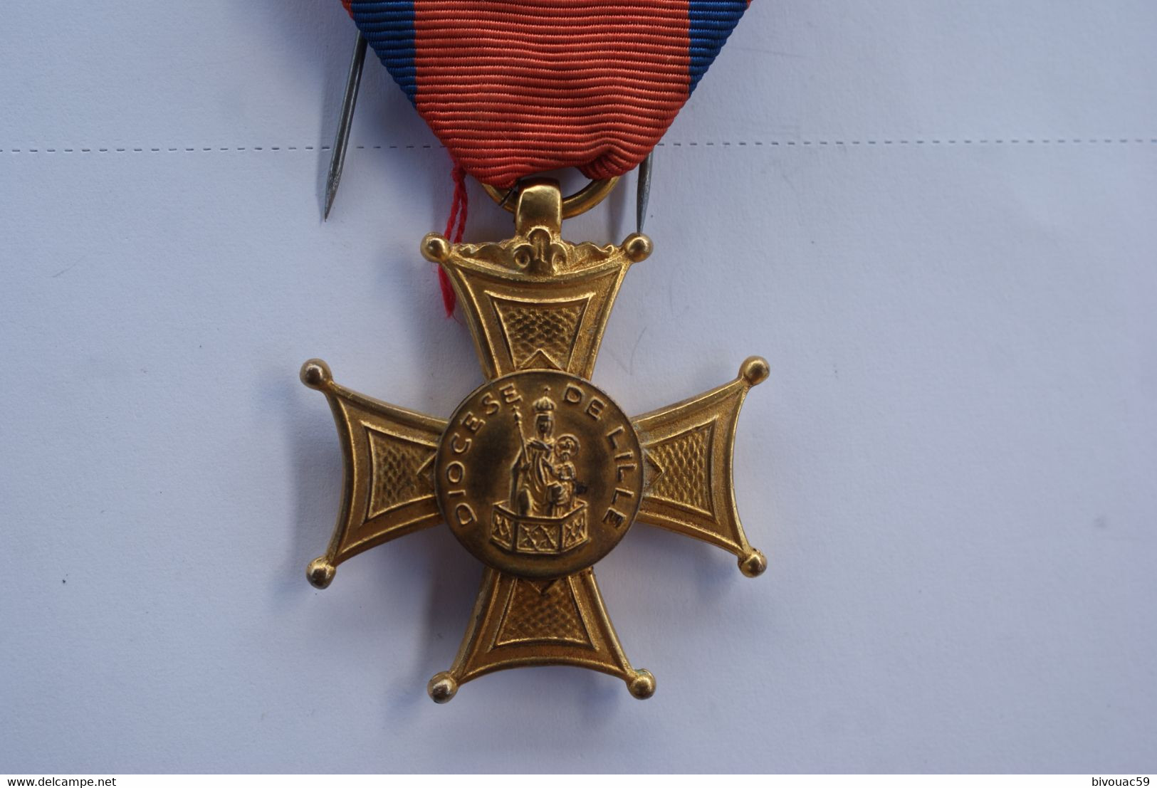 Croix Du Mérite Diocésain De LILLE. Croix En Bronze Doré. Bon Ruban. Assez Rare. TBE.70 - Francia