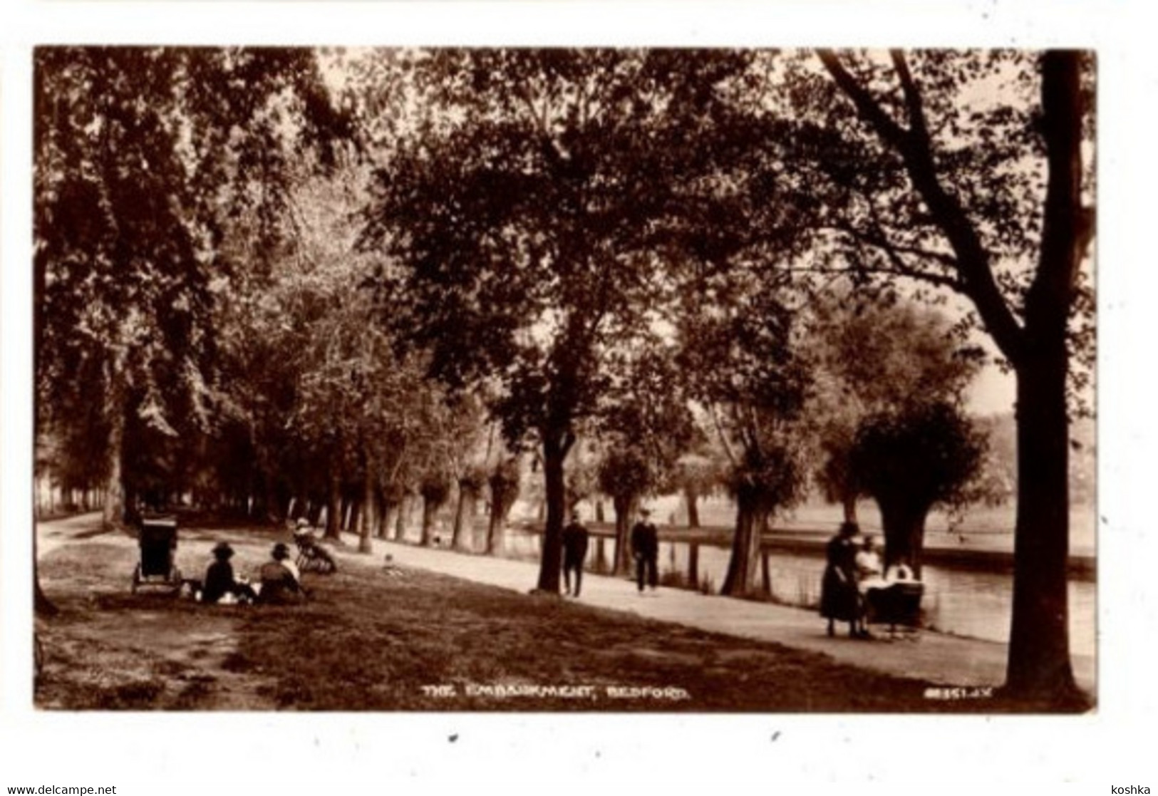 BEDFORD - The Embankment - Used In 1927 - Valentines Real Photo - 88351 J.V. - Bedford