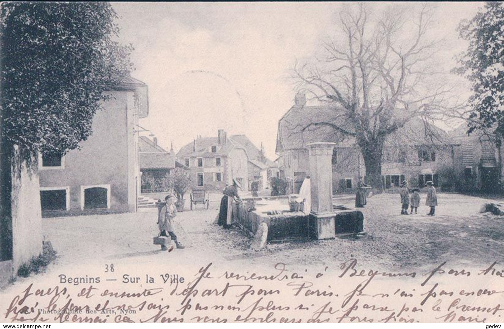 Begnins VD, Sur La Ville, Lavandière Et Enfants Autour De La Fontaine (18.9.1902) - Begnins