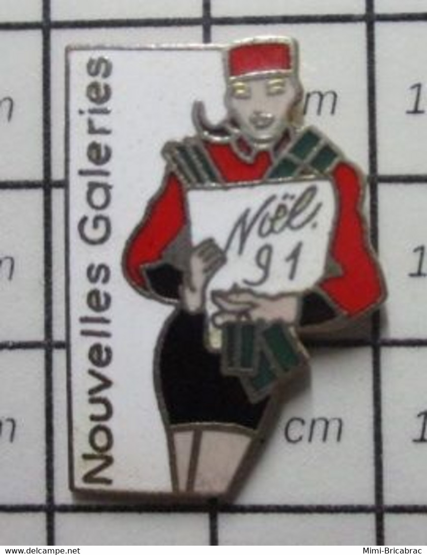 911b Pin's Pins / Beau Et Rare / THEME : NOEL / 1991 GROOMETTE SEXY NOUVELLES GALERIES - Kerstmis