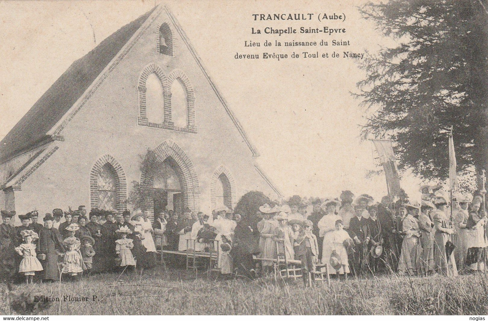 TRANCAULT - TRES GRAND RASSEMBLEMENT DEVANT LA CHAPELLE SAINT-EPVRE - LIEU DE LA NAISSANCE DU SAINT -  - PEU COURANTE - - Autres & Non Classés