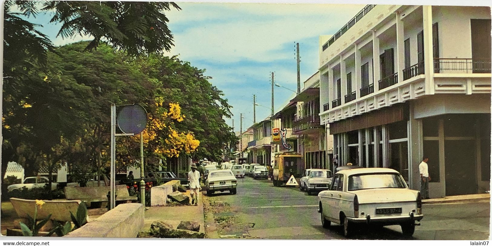 Carte Postale Panoramique : Ile De La Réunion : SAINT-PIERRE : La Rue Des Bons Enfants, Animé, En 1973 - Saint Pierre