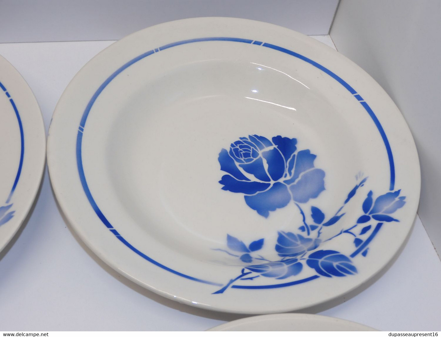 *6 ASSIETTES DEMI CREUSES MOULIN DES LOUPS HAMAGE Mod. RIGOBERT ROSES BLEUES  E - Orchies/Moulin Des Loups (FRA)