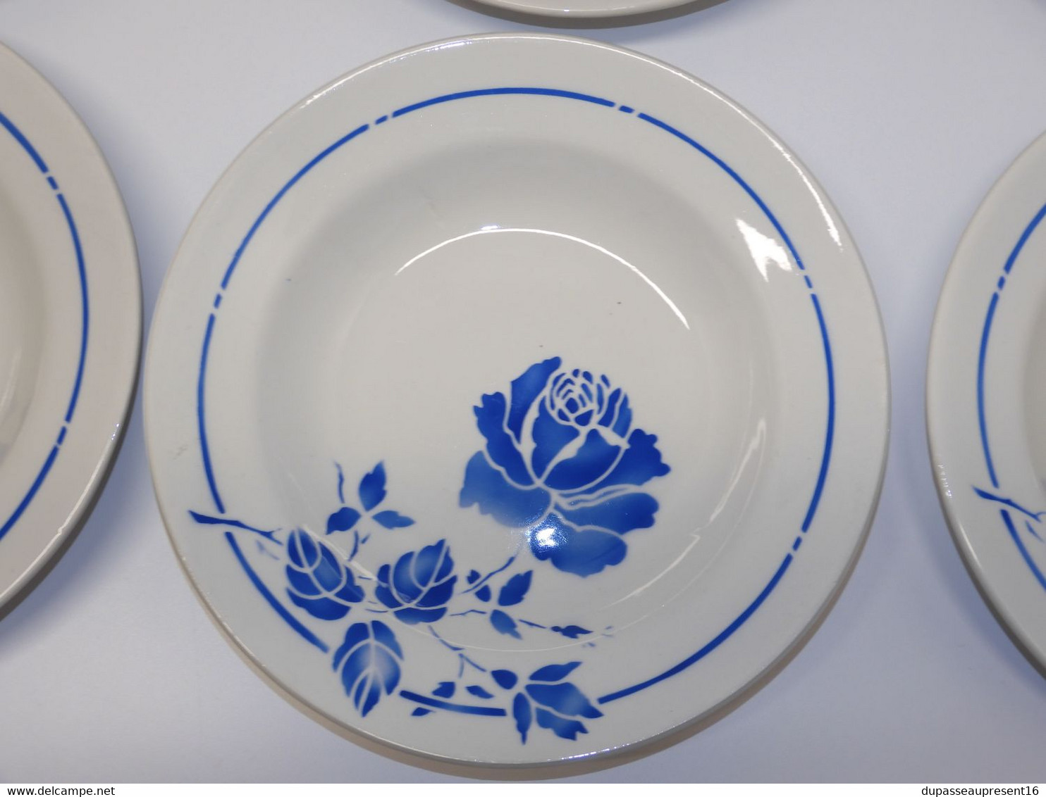 *6 ASSIETTES DEMI CREUSES MOULIN DES LOUPS HAMAGE mod. RIGOBERT ROSES BLEUES  E