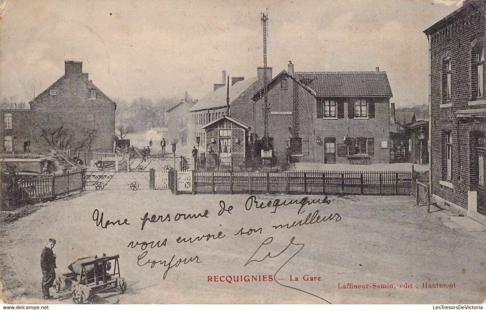 CPA - 59 - Recquignies - La Gare - Carte Animée - Un Jeune Homme Attend Avec Son Chariot - Laffineur Samin Edit Hautmont - Solesmes