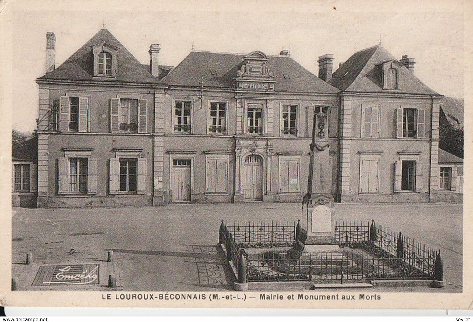 LE LOUROUX-BECONNAIS. - Mairie Et Monument Aux Morts - Le Louroux Beconnais