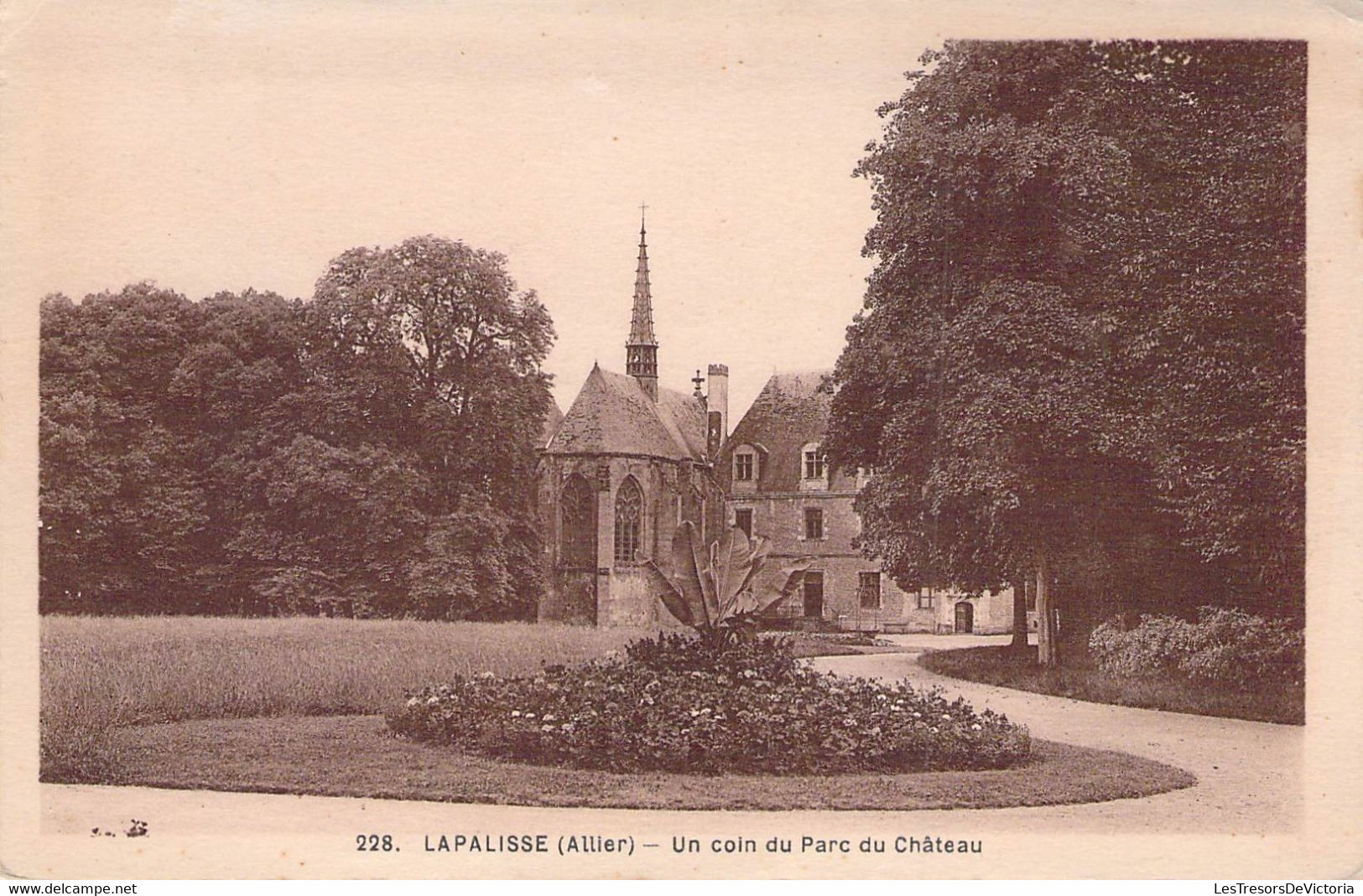 CPA - 03 - LAPALISSE - Un Coin Du Parc Du Chateau - H. Besson - LAPALISSE - Lapalisse