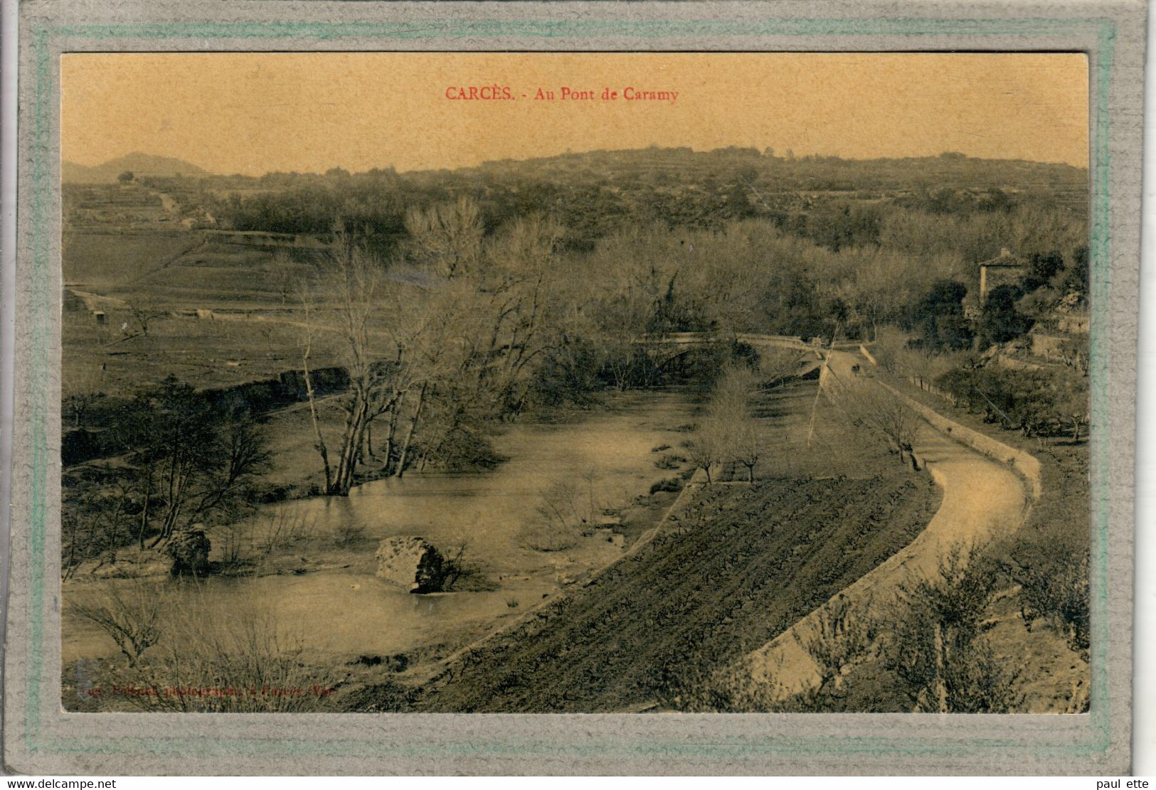 CPA (83) CARCES - L'arrivée Vers Le Bourg Par Le Pont Sur Le Caramy Au Début Du Siècle - Carte D'aspect Toilé - Carces