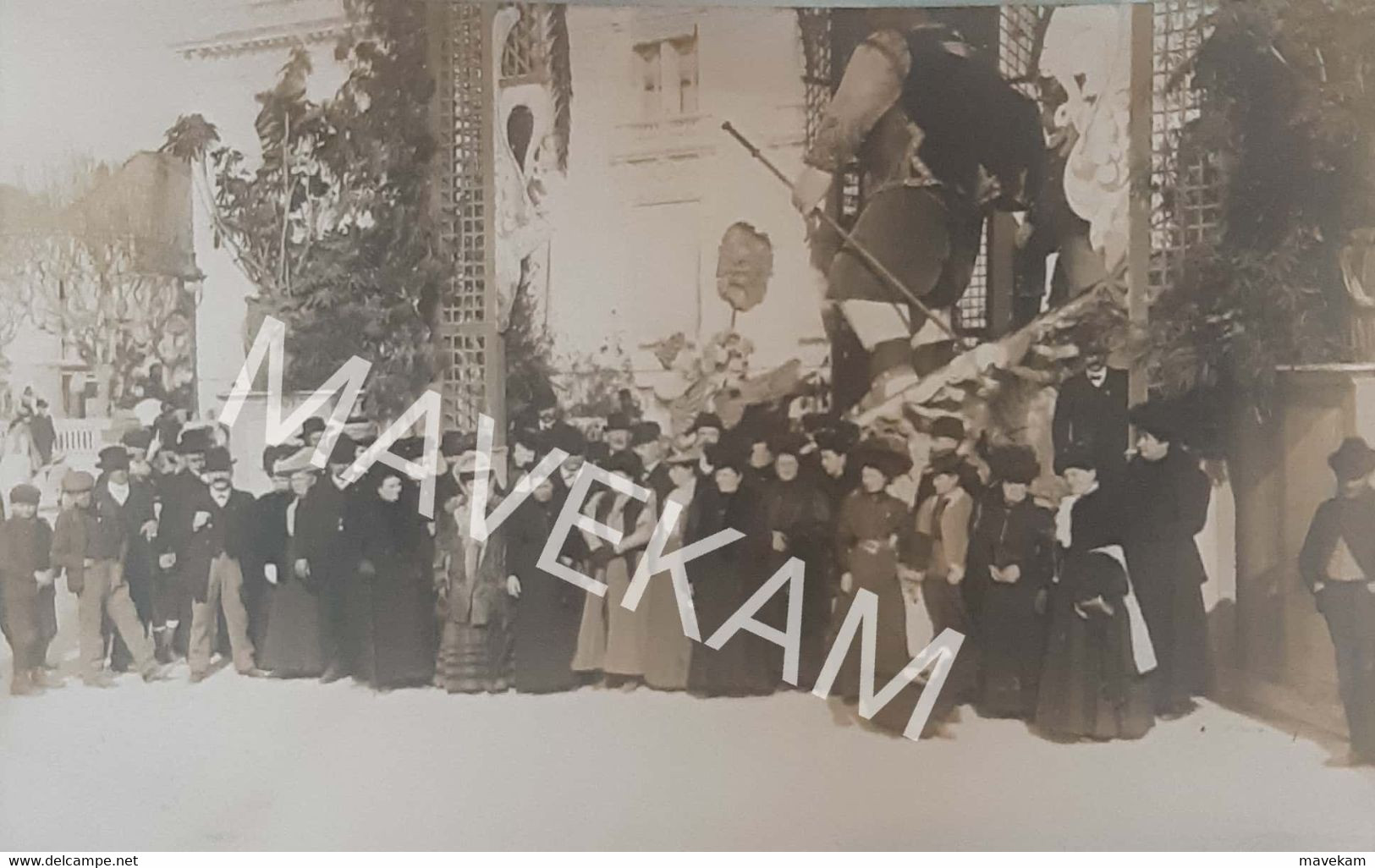 Cpa Photo à Identifier Groupe Devant Un Géant (tenue ?) Et Une Femme Ailée Avec Masque Du Roi Soleil  (Décor Cygnes) - Carnaval