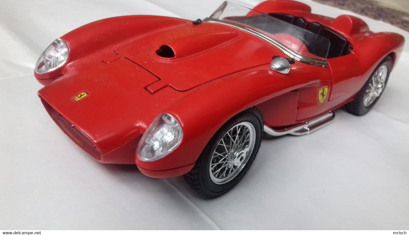 Ferrari 250 Metallmodell 1:16 Mit Lenkung TONCA Burago - Autocircuits