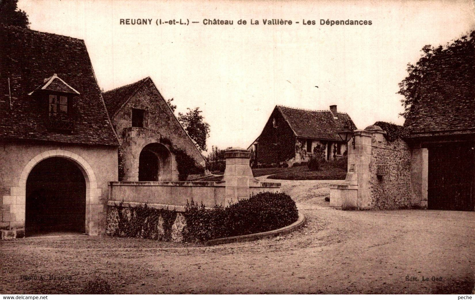 N°94967 -cpa Reugny -château De La Vallière-les Dépendances- - Reugny