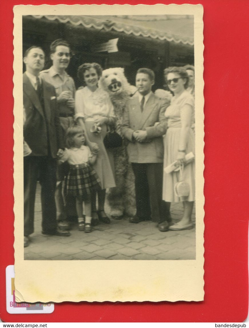 Carte Photo Groupes De Personnes Posant Avec Ours Blanc Homme Deguisé Déguisement Probablement En Allemagne - Altri & Non Classificati