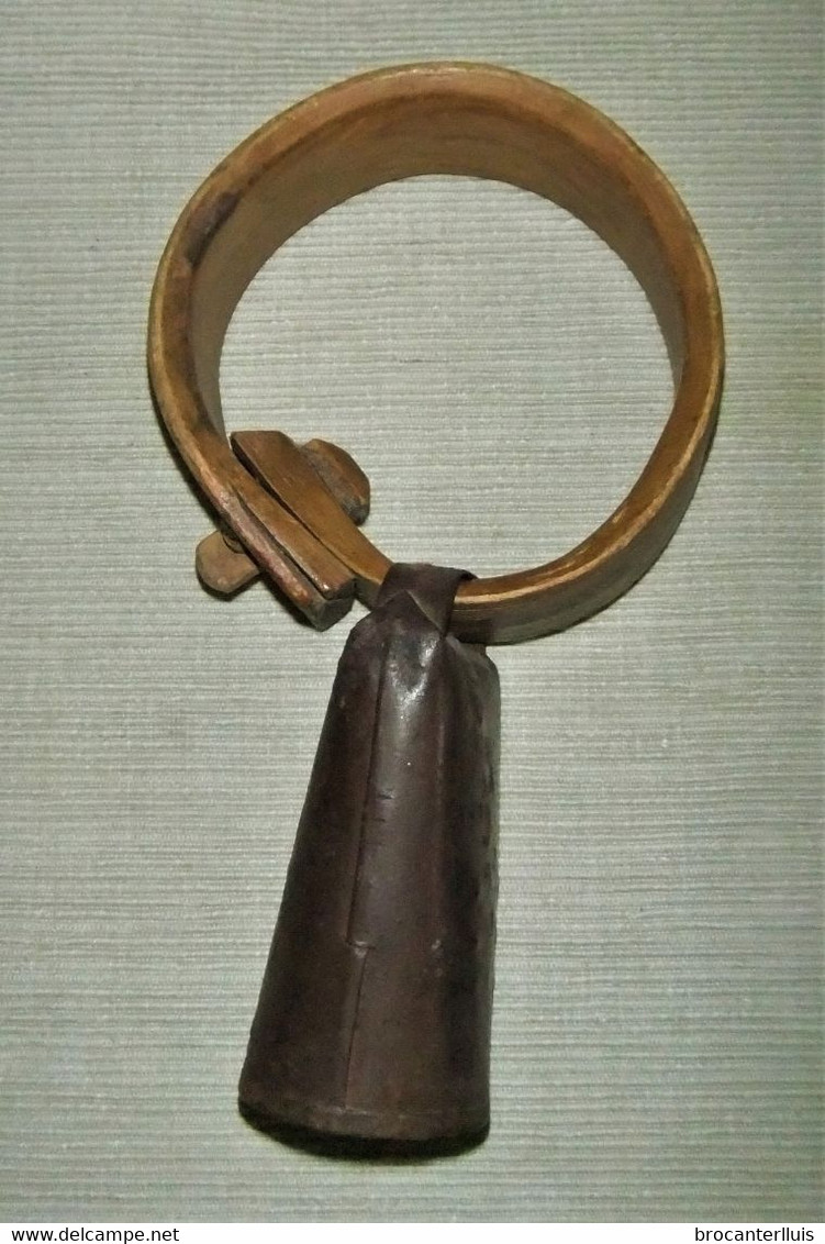 ANTIGUO CENCERRO CON COLLAR DE MADERA ARTE PASTORIL - Campanas