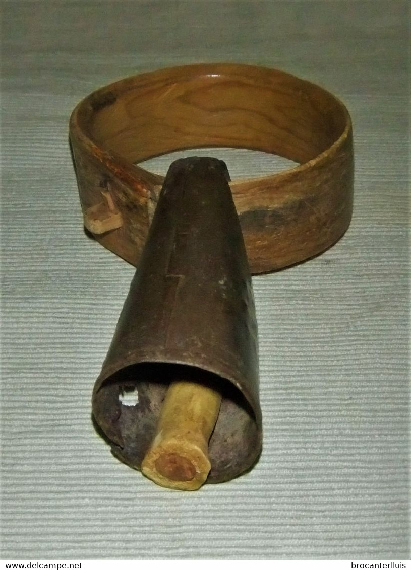 ANTIGUO CENCERRO CON COLLAR DE MADERA ARTE PASTORIL - Campanas