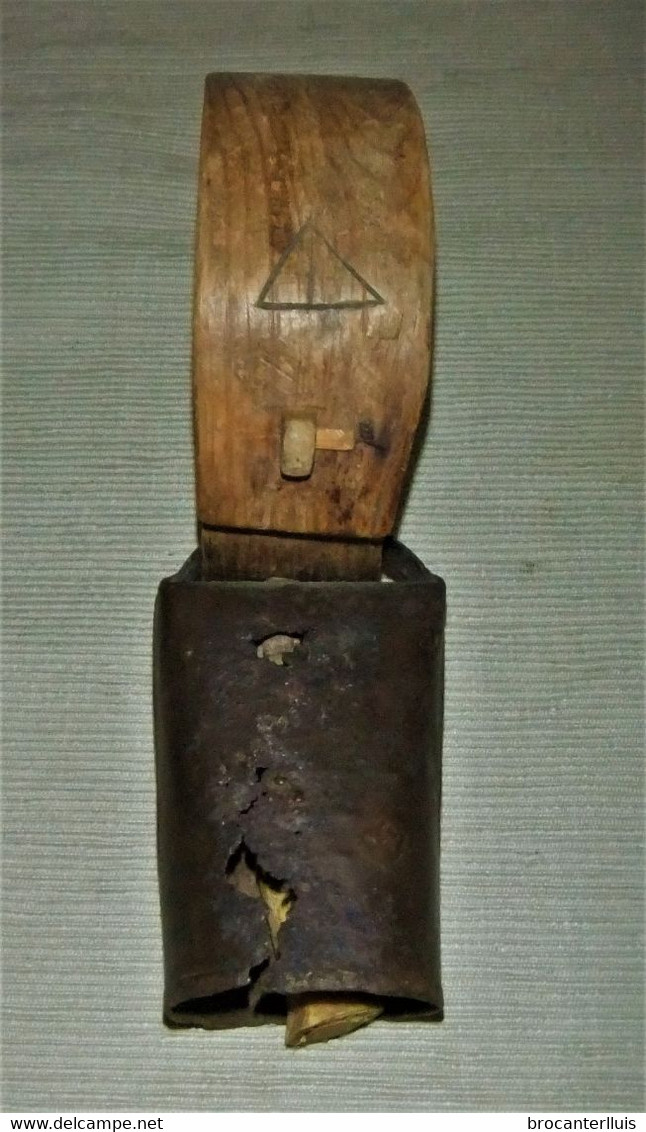 ANTIGUO CENCERRO CON COLLAR DE MADERA ARTE PASTORIL - Cloches