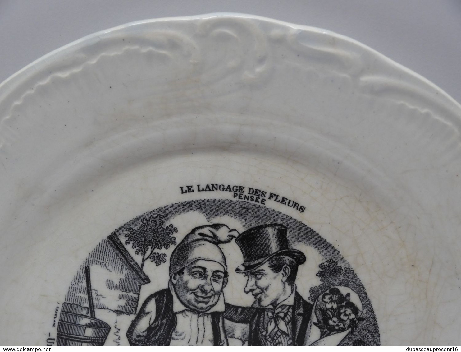 *PETITE ASSIETTE PARLANTE PORCELAINE OPAQUE De GIEN LE LANGAGE Des FLEURS  Pensées  E - Gien (FRA)