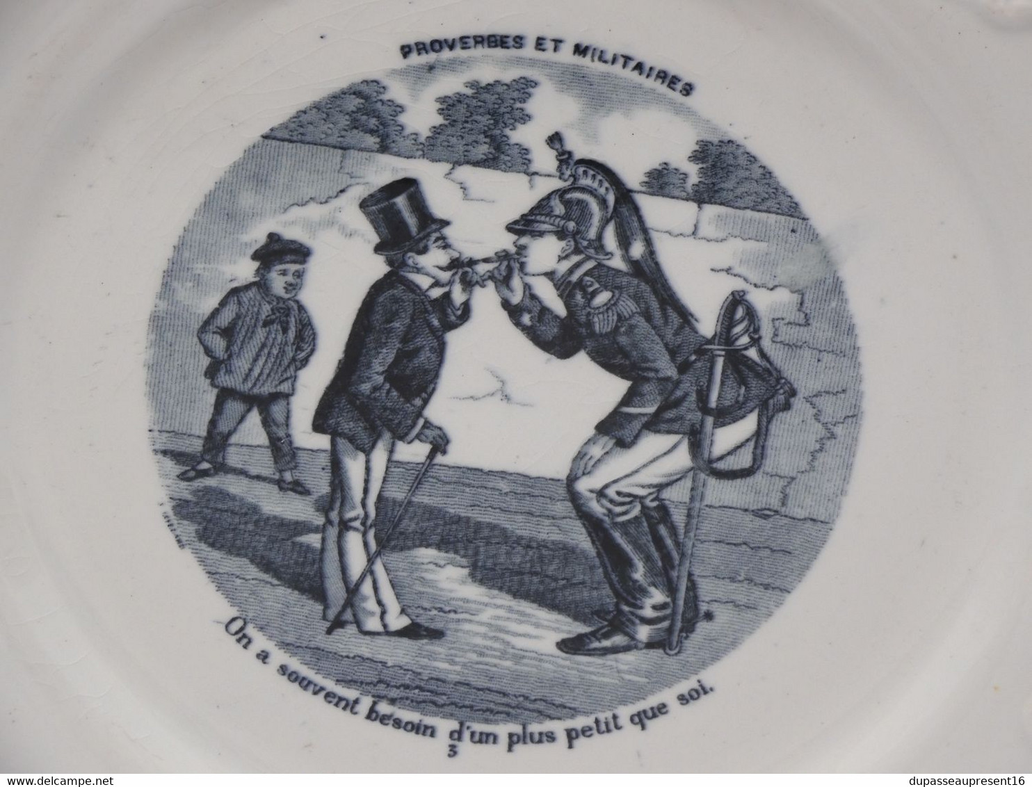 *PETITE ASSIETTE PARLANTE PORCELAINE OPAQUE De GIEN PROVERBES & MILITAIRES   E - Gien (FRA)