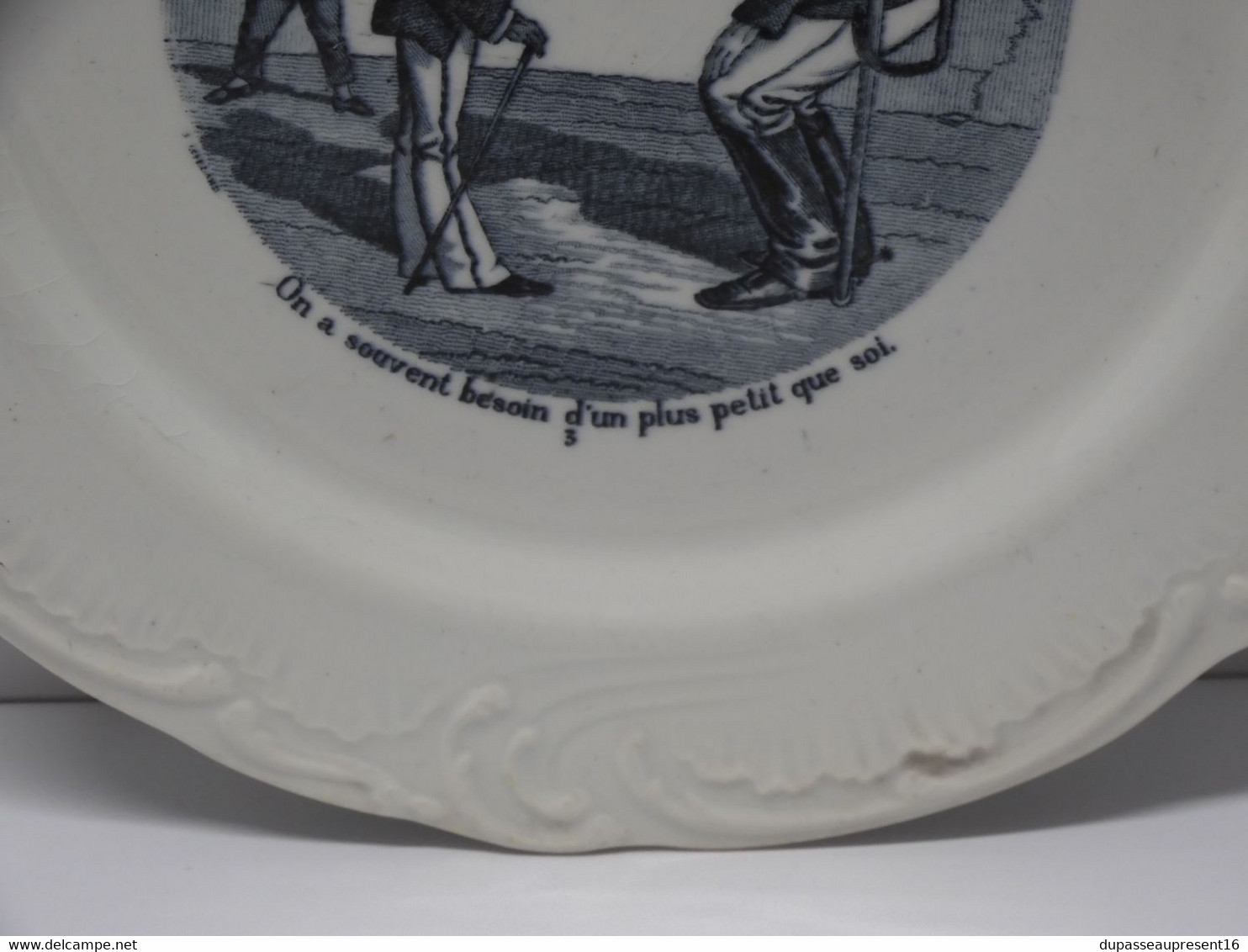 *PETITE ASSIETTE PARLANTE PORCELAINE OPAQUE de GIEN PROVERBES & MILITAIRES   E