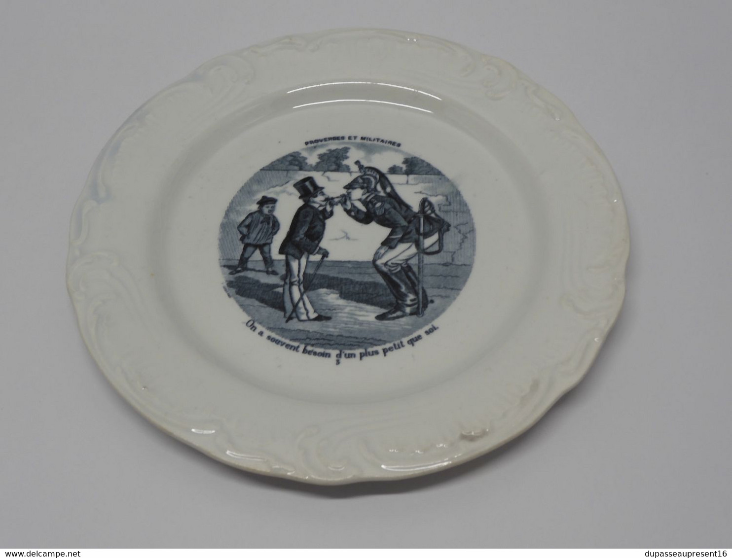 *PETITE ASSIETTE PARLANTE PORCELAINE OPAQUE de GIEN PROVERBES & MILITAIRES   E