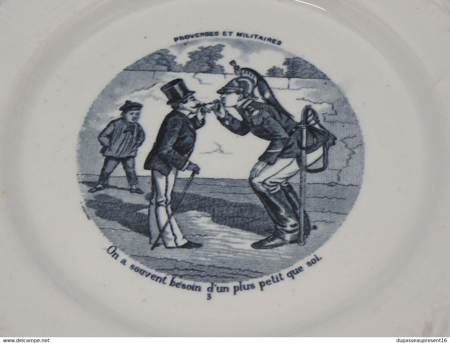 *PETITE ASSIETTE PARLANTE PORCELAINE OPAQUE de GIEN PROVERBES & MILITAIRES   E