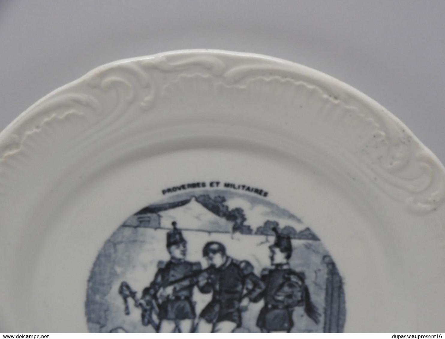 *PETITE ASSIETTE PARLANTE PORCELAINE OPAQUE De GIEN PROVERBES & MILITAIRES   E - Gien (FRA)