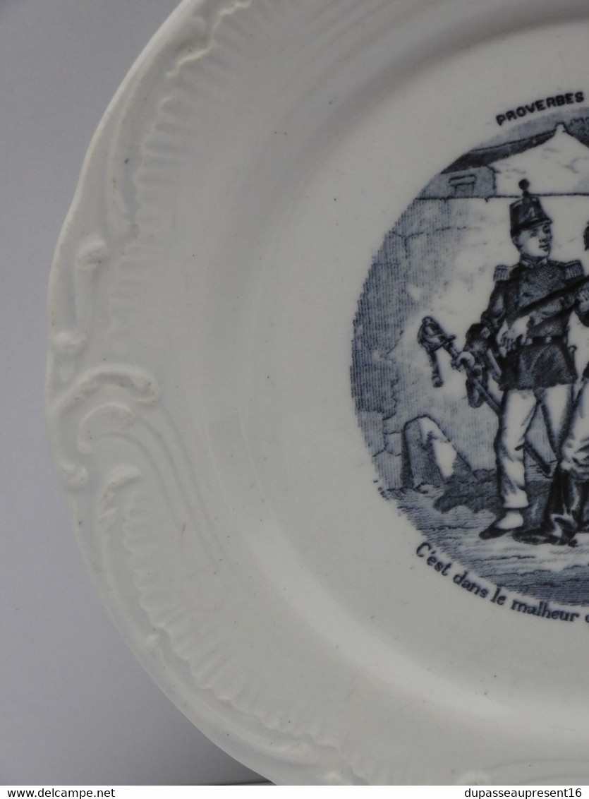 *PETITE ASSIETTE PARLANTE PORCELAINE OPAQUE De GIEN PROVERBES & MILITAIRES   E - Gien (FRA)