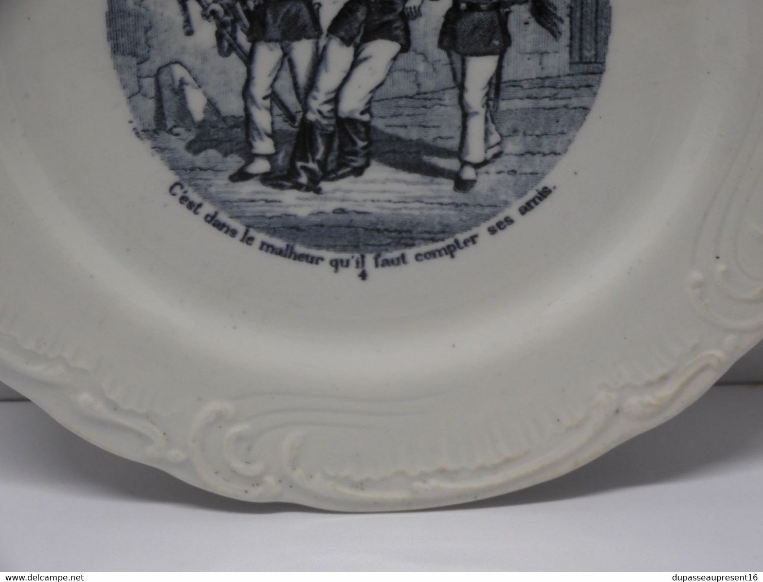 *PETITE ASSIETTE PARLANTE PORCELAINE OPAQUE De GIEN PROVERBES & MILITAIRES   E - Gien (FRA)