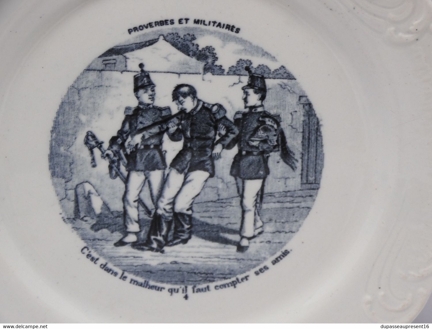 *PETITE ASSIETTE PARLANTE PORCELAINE OPAQUE de GIEN PROVERBES & MILITAIRES   E