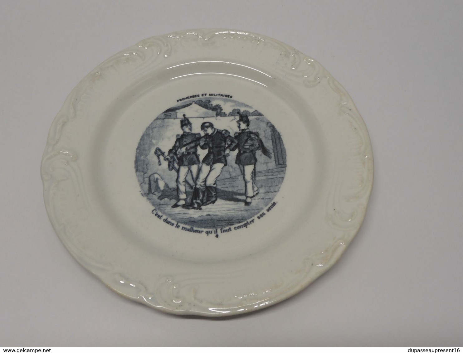 *PETITE ASSIETTE PARLANTE PORCELAINE OPAQUE de GIEN PROVERBES & MILITAIRES   E