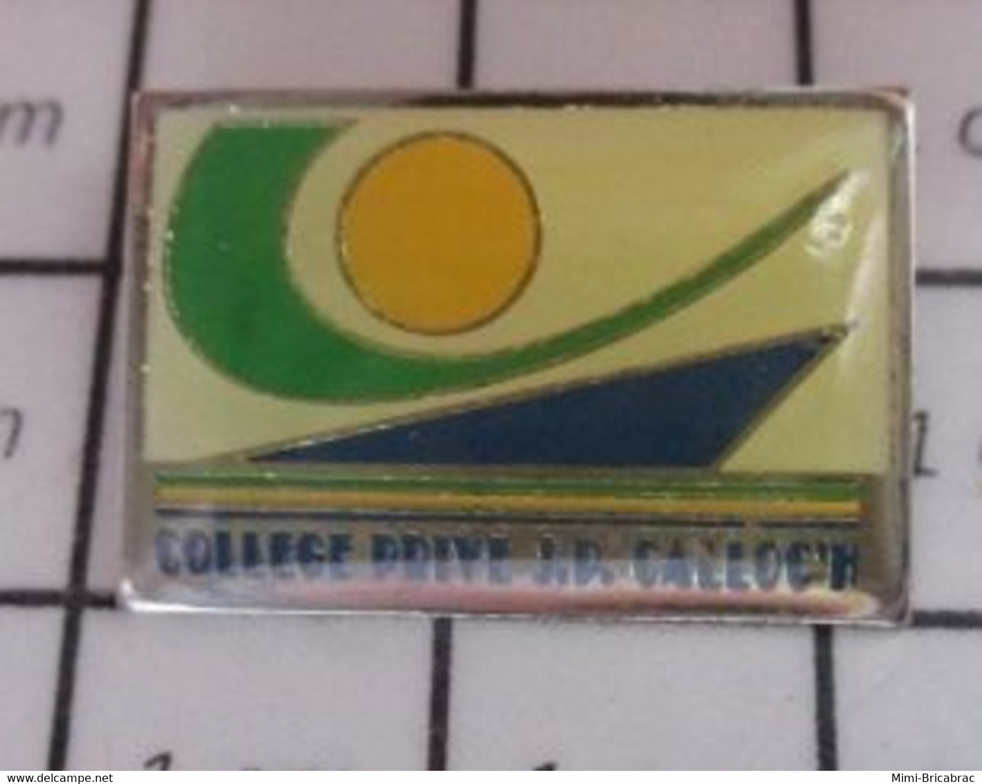 911D Pin's Pins / Beau Et Rare / THEME : ADMINISTRATIONS / COLLEGE PRIVE (de Quoi ?) JD CALLOC'H - Administrations