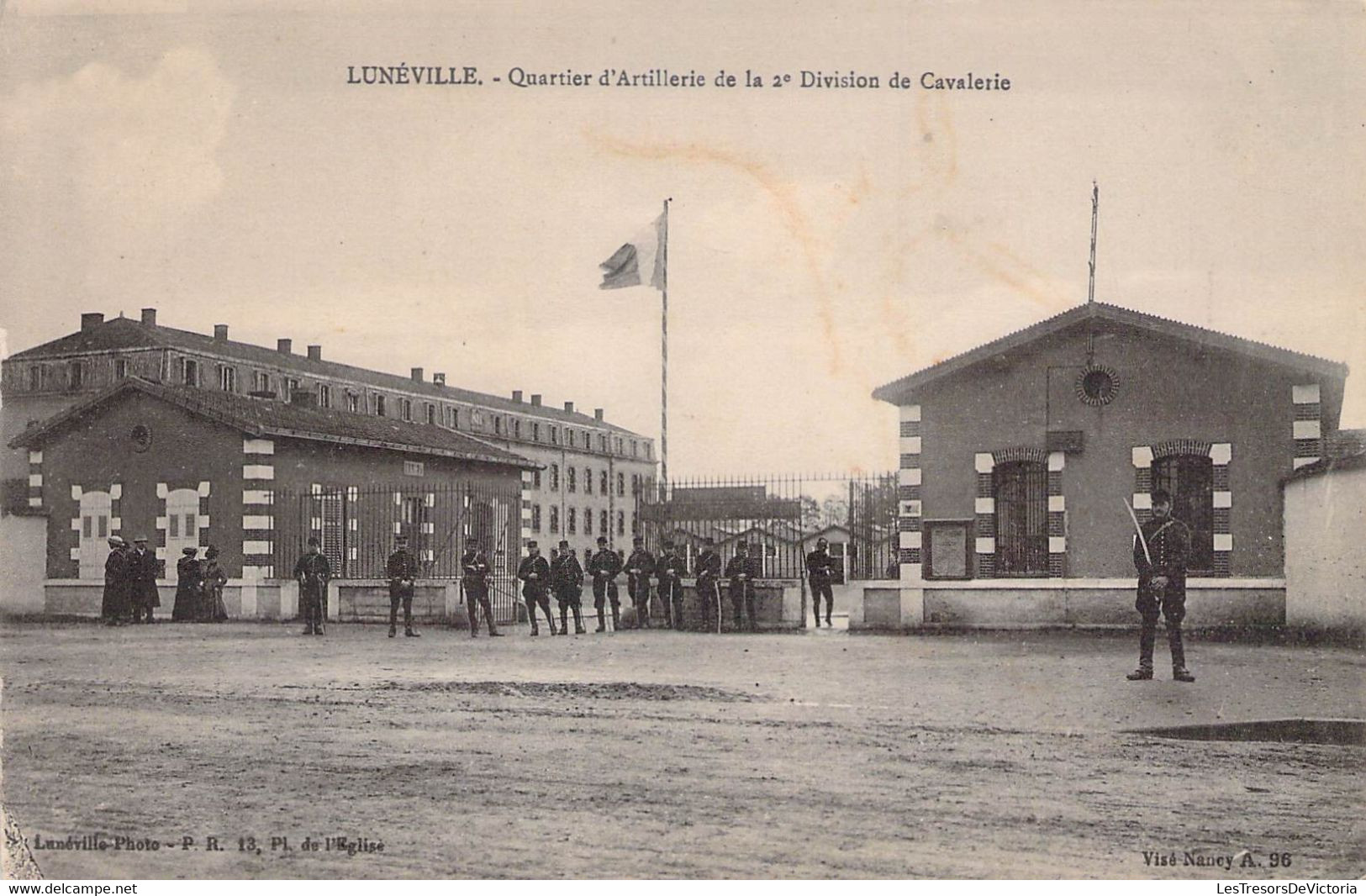 CPA - MILITARIA - 54 - LUNEVILLE - Quartier D'Artillerie De La 2è Division De Cavalerie - Lunéville Photo - Animée - Cimiteri Militari