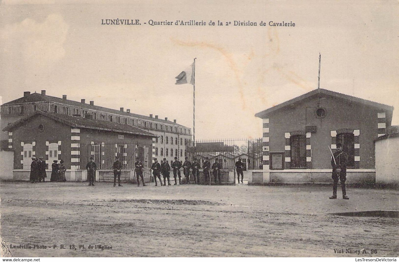 CPA - MILITARIA - 54 - LUNEVILLE - Quartier D'Artillerie De La 2è Division De Cavalerie - Lunéville Photo - Animée - Soldatenfriedhöfen