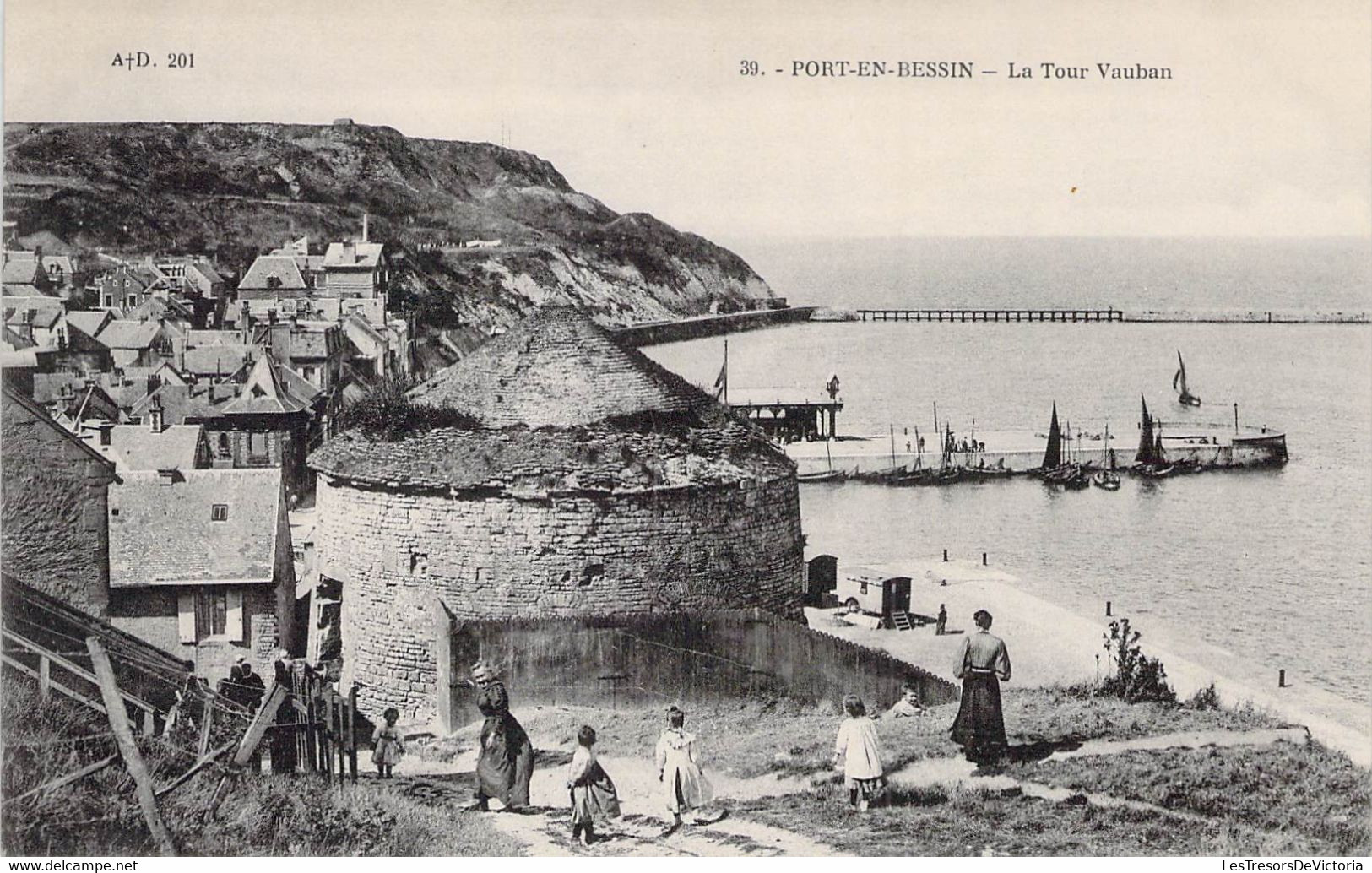 CPA - 14 - PORT EN BESSIN - La Tour Vauban AD 201 - Animée - A Dubosq édit COMMES - Port-en-Bessin-Huppain