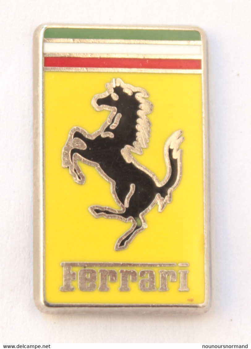 Superbe Pin's  Logo FERRARI - Cheval Cabré Et Drapeau Italien - Zamac - Decat - L256 - Ferrari