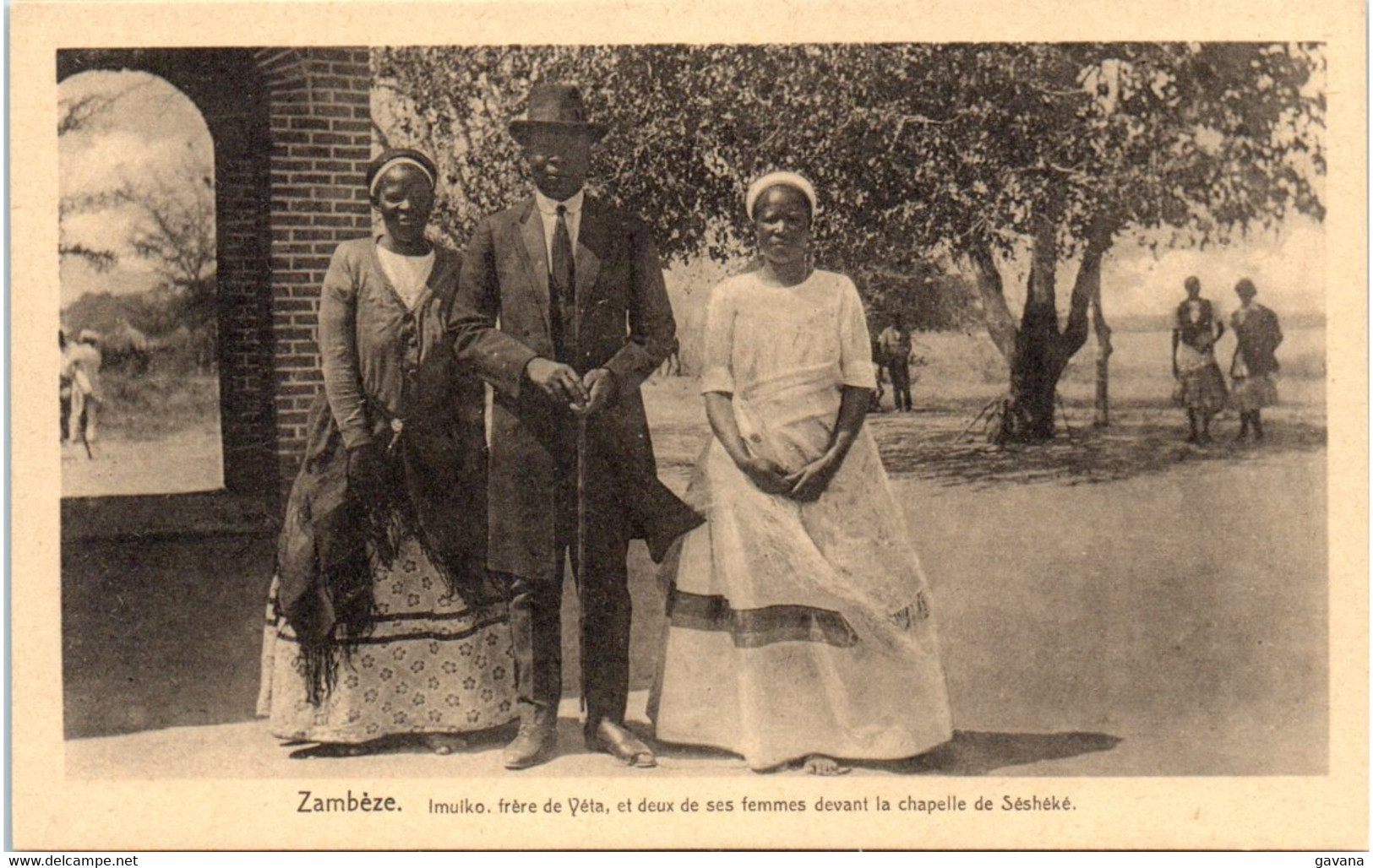 ZAMBEZE - Imuiko, Frère De Véta Et Deux De Ses Femmes Devant La Chapelle De Séshéké - Zambie