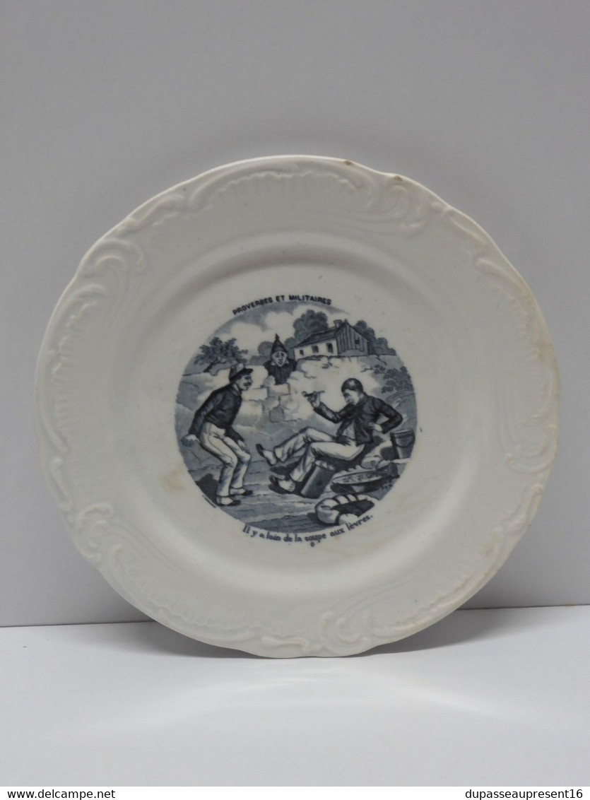 *PETITE ASSIETTE PARLANTE PORCELAINE OPAQUE De GIEN PROVERBES & MILITAIRES   E - Gien (FRA)