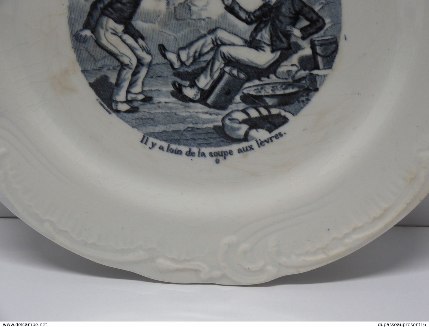 *PETITE ASSIETTE PARLANTE PORCELAINE OPAQUE de GIEN PROVERBES & MILITAIRES   E