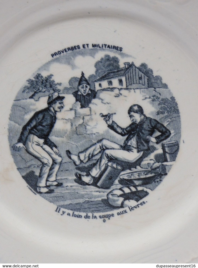 *PETITE ASSIETTE PARLANTE PORCELAINE OPAQUE de GIEN PROVERBES & MILITAIRES   E