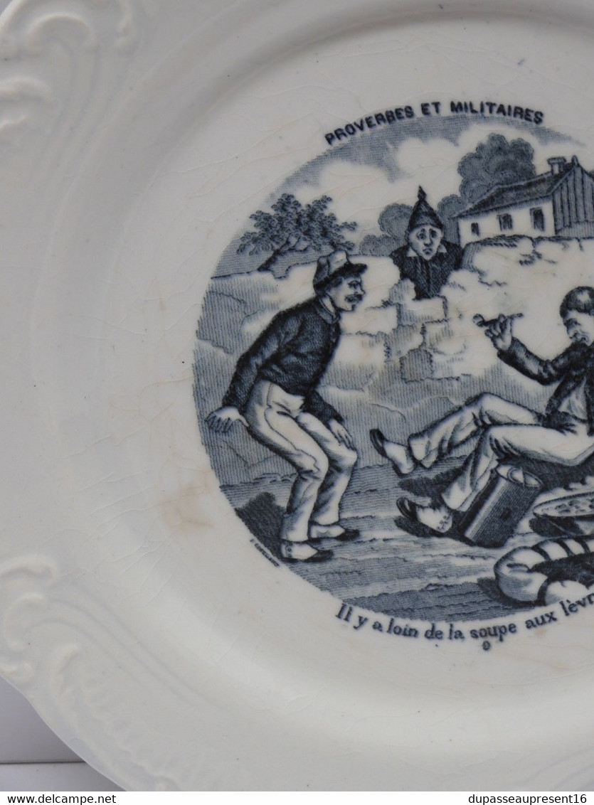 *PETITE ASSIETTE PARLANTE PORCELAINE OPAQUE de GIEN PROVERBES & MILITAIRES   E