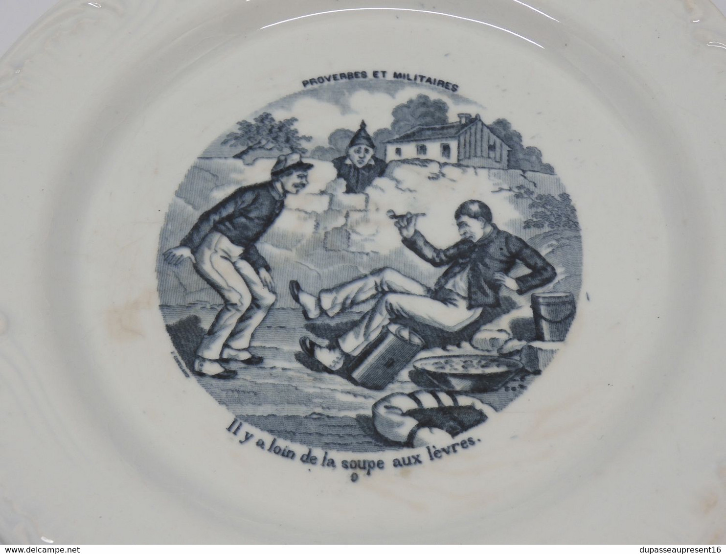 *PETITE ASSIETTE PARLANTE PORCELAINE OPAQUE de GIEN PROVERBES & MILITAIRES   E