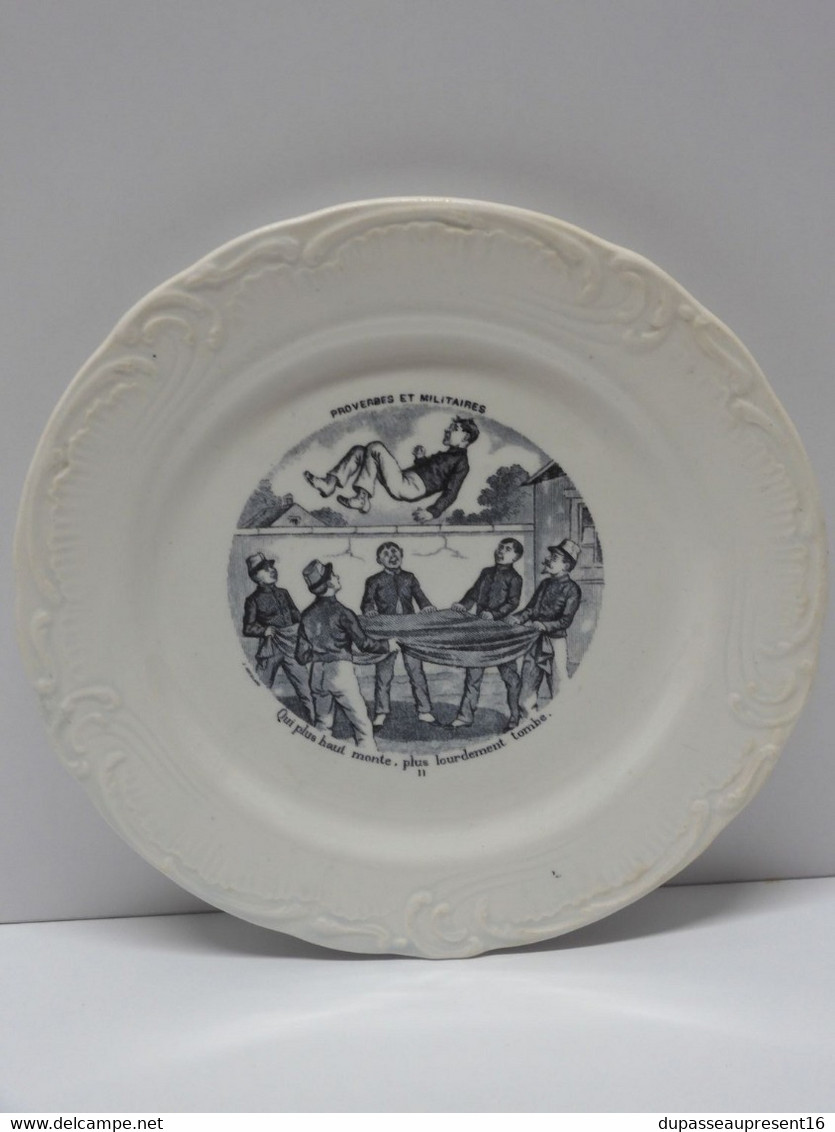 *PETITE ASSIETTE PARLANTE PORCELAINE OPAQUE De GIEN PROVERBES & MILITAIRES   E - Gien (FRA)