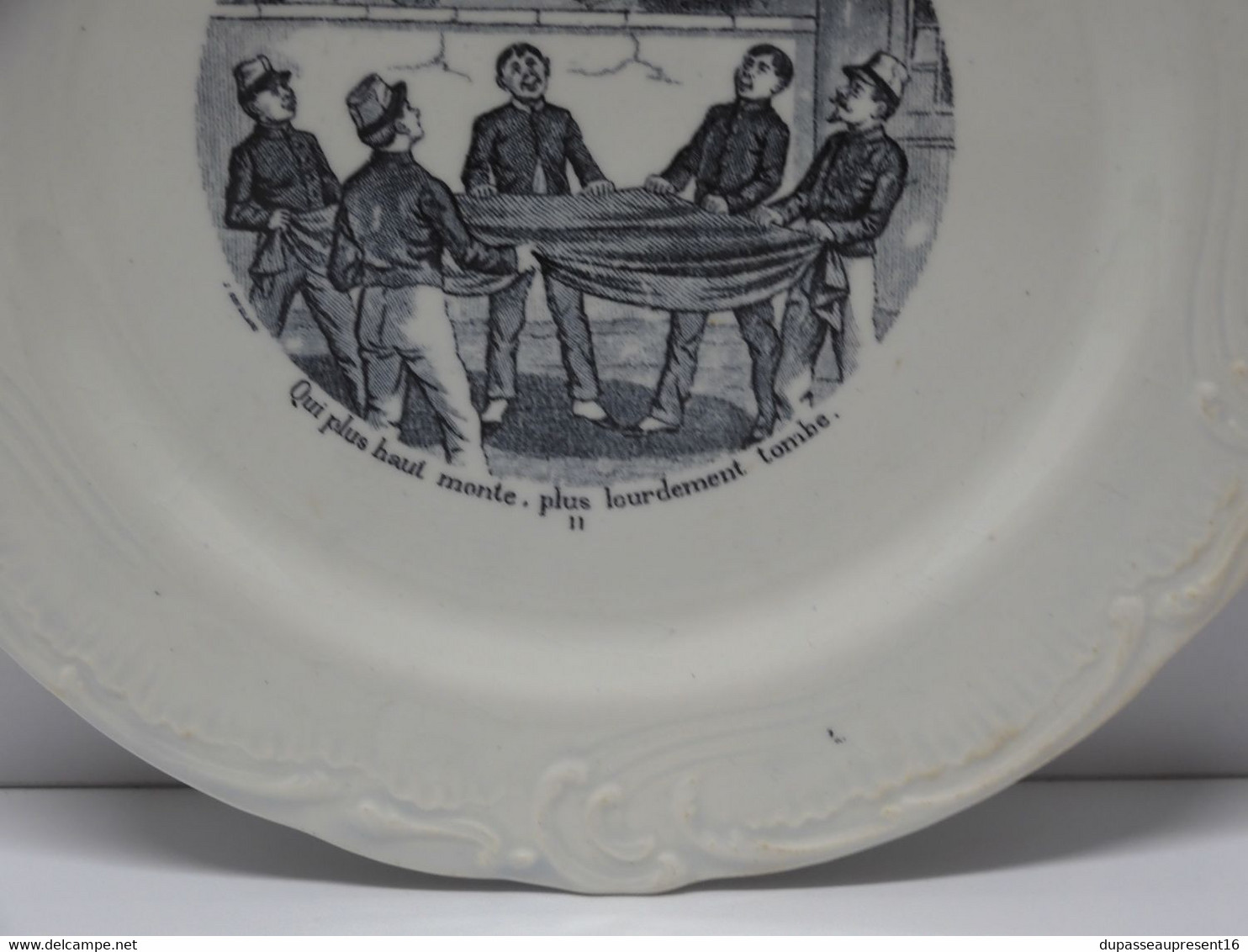 *PETITE ASSIETTE PARLANTE PORCELAINE OPAQUE de GIEN PROVERBES & MILITAIRES   E